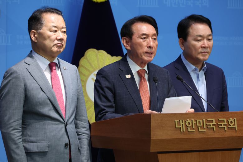 국민의힘 소속 김석기 외교통일위원장(가운데), 성일종 국방위원장(오른쪽), 신성범 정보위원장이 18일 서울 여의도 국회 소통관에서 법제사법위원장을 국민의힘이 맡아야 한다고 주장하는 기자회견을 하고 있다. [연합]