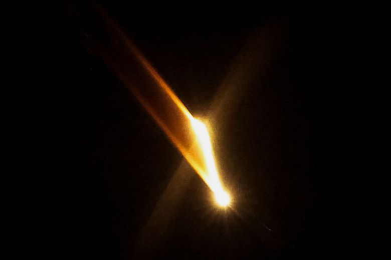 18일(현지시간) 이스라엘이 점령한 서안지구의 투바스에서 이란에서 이스라엘을 향해 발사된 미사일이 관측됐다. [로이터]