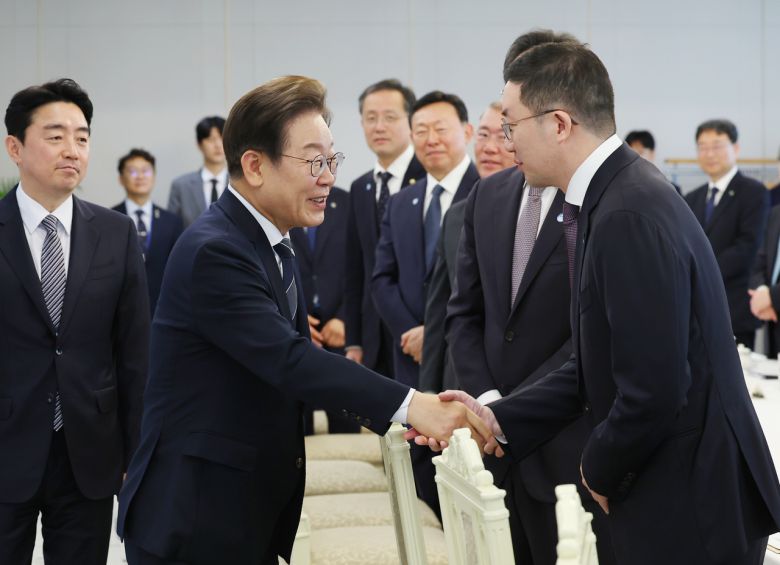 LG그룹이 이재명 정부 출범 이후 처음으로 국내 조 단위 투자 계획을 발표했다. 이재명(왼쪽) 대통령이 13일 서울 용산 대통령실에서 열린 6경제단체·기업인 간담회에서 구광모 LG그룹 회장과 악수하고 있다.  [대통령실통신사진기자단]