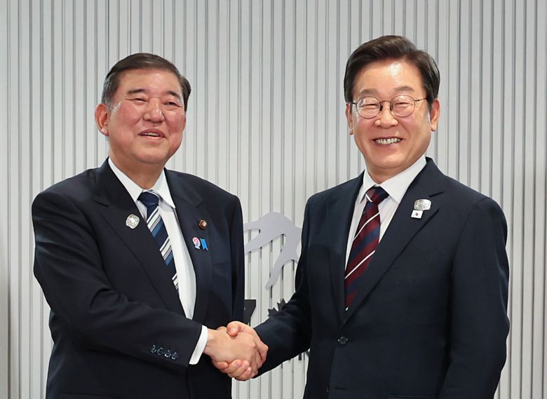 이재명 대통령이 17일(현지시간) 캐나다 앨버타주 캐내내스키스 주요 7개국(G7) 정상회의장에서 열린 한일 정상회담에서 이시바 시게루 일본 총리와 악수하며 기념촬영을 하고 있다. [연합]