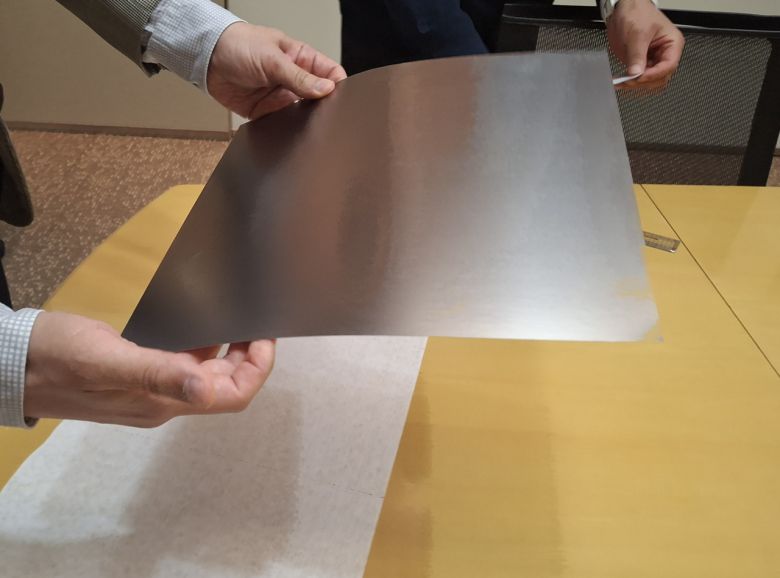 국내 철강 기업이 생산한 무방향성 전기강판 모습. 전기강판은 명함두께에 가까울 정도로 얇은 형상으로 중국에서 우회수입되는 후판과는 확연이 다른 형태를 띄고 있다.   인천=김성우 기자