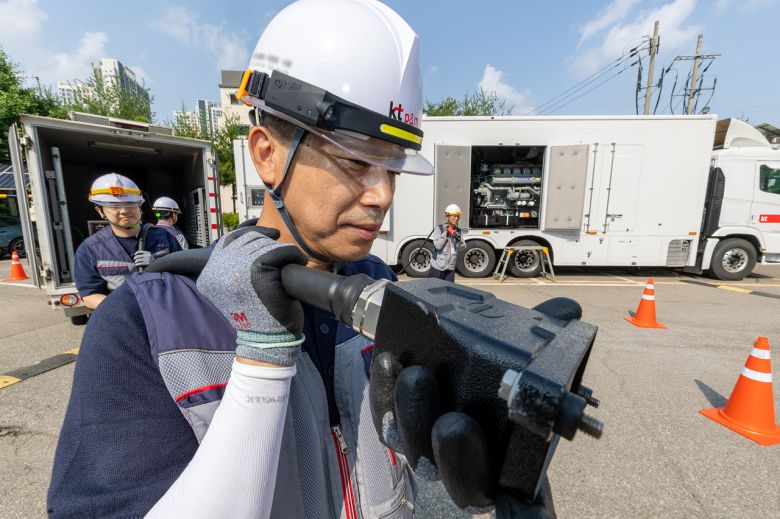 KT 직원들이 서울시에 위치한 구로 국사에서 종합안점점검과 연계해 긴급복구 훈련을 진행하고 있다. [KT 제공]