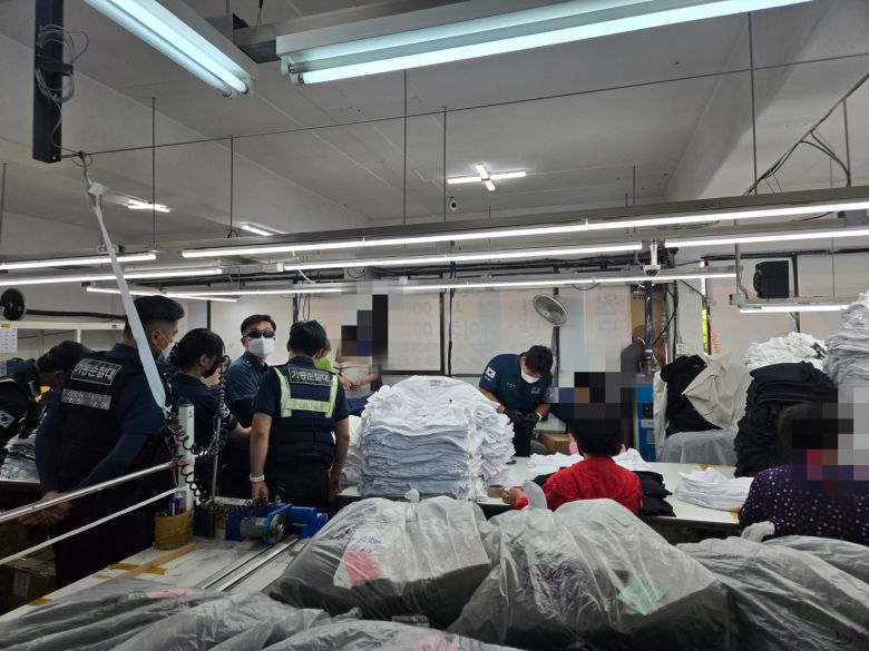 서울경찰청 기동순찰4대가 지난 9일  가품 제조공장을 운영 일당 검거 당시 모습. [서울경찰청 제공]