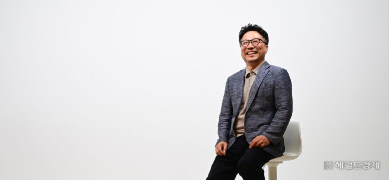 지난 17일 서울 용산구 헤럴드스퀘어에서 김기철 XCMG크레인코리아 부사장이 헤럴드경제와 인터뷰를 하고 있다. 사진=박해묵 기자