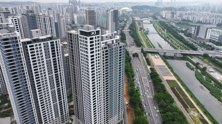 경기도 광명시 철산동에 소재한 철산자이 더 헤리티지와 안양천 전경. 이건욱 PD