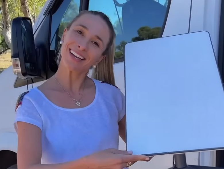 안테나를 활용해 스페이스X의 스타링크 서비스를 이용하는 모습. [유튜브 ‘wadeanddani’ 갈무리]