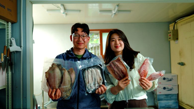 포항 ‘윤자네 수산’ 김지윤(왼쪽부터), 심예리 대표가 판매 제품을 소개하고 있다. [쿠팡 제공]