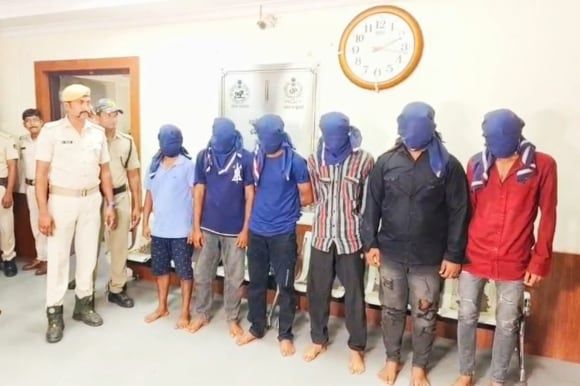 인도 동부 오디샤주 고팔푸르 해변에서 발생한 집단 성폭행 용의자로 체포된 성인 용의자 6명. [고팔푸르 경찰서]