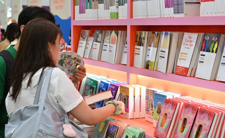 18일 오전 서울 강남구 코엑스에서 열린 2025 서울국제도서전을 찾은 관람객들이 출판사 부스를 방문해 책을 살펴보고 있다. 임세준 기자