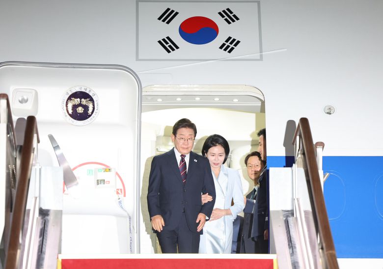 이재명 대통령과 김혜경 여사가 19일 51차 주요 7개국(G7) 정상회의 일정을 마친 뒤 성남 서울공항에 도착해 공군 1호기에서 내리고 있다. [연합]
