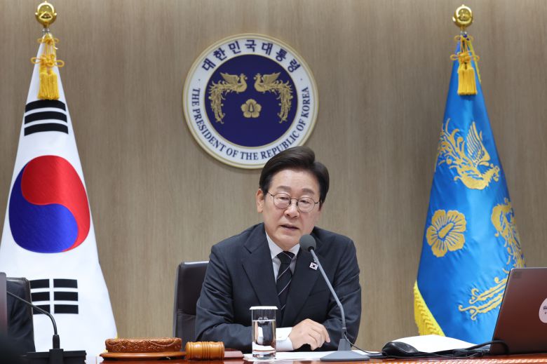 이재명 대통령이 19일 용산 대통령실에서 열린 국무회의에서 발언하고 있다. [연합]