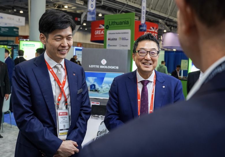 미국 보스턴에서 열린 ‘바이오 USA 2025’에서 신유열 롯데바이오로직스 글로벌전략실장(왼쪽)과 제임스박 롯데바이오로직스 대표가 미팅을 하고 있다. [롯데바이오로직스 제공]