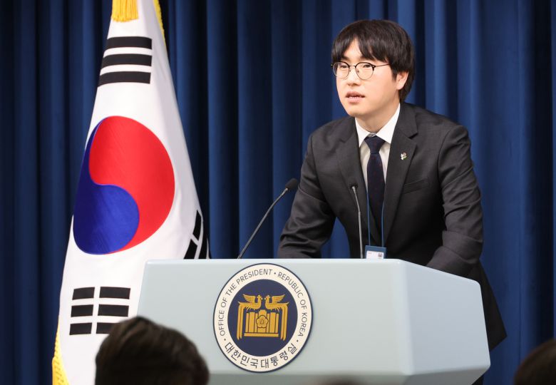 하정우 AI미래기획수석이 19일 용산 대통령실에서 이공계특별법 관련 브리핑을 하고 있다. [연합]