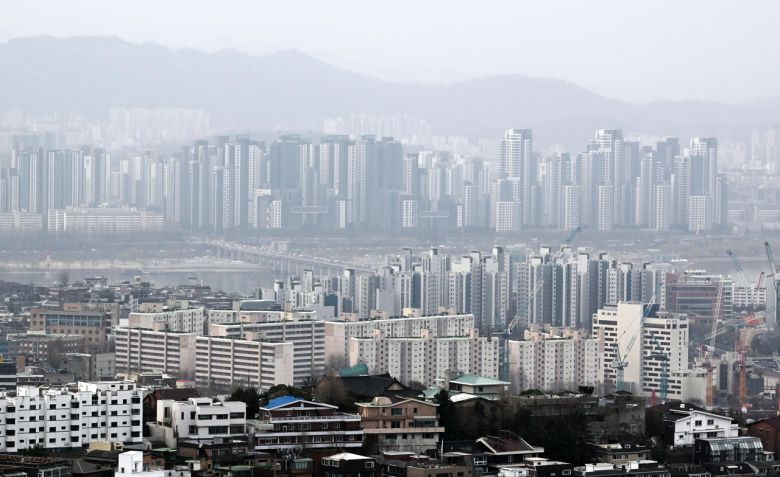 가계부채 증가세가 이어지고 있는 가운데 금융위원회가 현재 총부채원리금상환비율(DSR) 규제를 적용받지 않는 전세대출, 정책모기지 등에 대한 DSR 적용을 검토하기로 했다. 사진은 서울 남산에서 바라본 용산구와 서초구 지역의 아파트 모습 [헤럴드경제 DB]