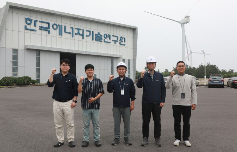대형 풍력발전기 기술을 개발한 한국에너지기술연구원 연구진.  강태한(왼쪽부터) 학생연구원, 강병호 박사후연구원, 유철 단장, 권대용 선임연구원, 박세명 선임연구원.[한국에너지기술연구원 제공]