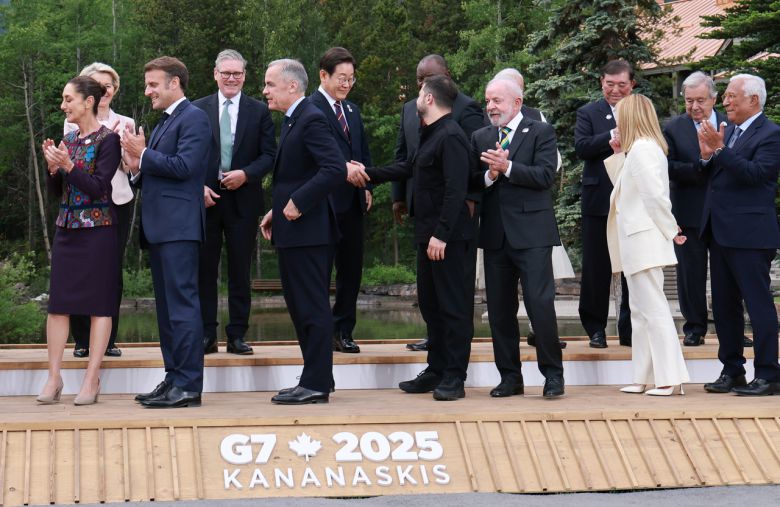 이재명 대통령과 볼로디미르 젤렌스키 우크라이나 대통령이 17일(현지시간) 캐나다 앨버타주 캐내내스키스 주요 7개국(G7) 정상회의장에서 G7 및 초청국 기념촬영 후 악수하고 있다. [연합]