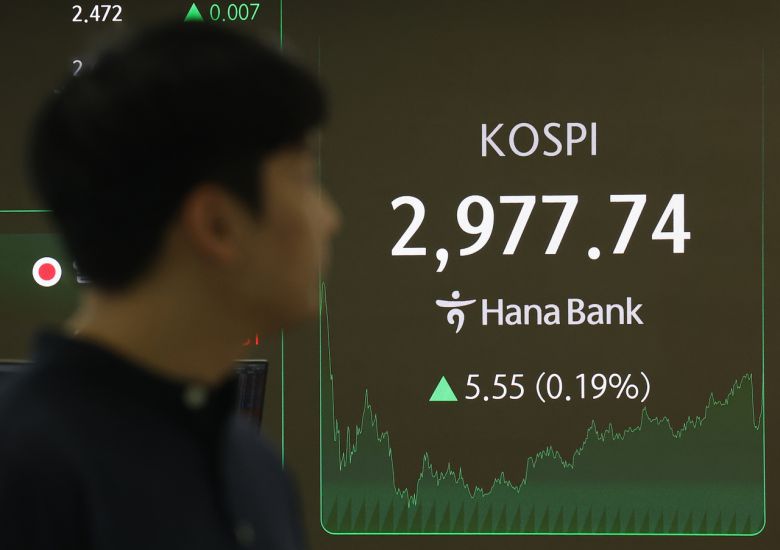 19일 오후 서울 중구 하나은행 본점 딜링룸 현황판에 코스피 지수가 표시돼 있다. 이날 코스피는 전 거래일보다 5.55포인트(0.19%) 오른 2977.74로 마감했다. [연합]