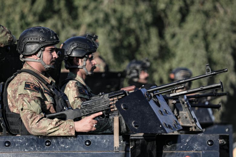 지난해 2월 이라크, 바그다드: 이라크 군 병사들이 바그다드에서 미국 드론 공격으로 차량이 충돌해 다른 두 명과 함께 사망한 카타이브 헤즈볼라의 고위 지휘관 아부 바키르 알 사디의 장례식장에서 경비 업무를 서고 있다(사진은 기사 내용과 직접적 관련 없음). [게티이미지]