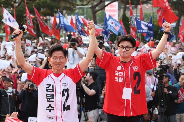 국민의힘의 김문수 대선 후보와 한동훈 전 대표가 지난 5월 26일 서울 도봉구 방학사거리에서 함께 유세를 하고 있다. 2025.5.26 [공동취재]