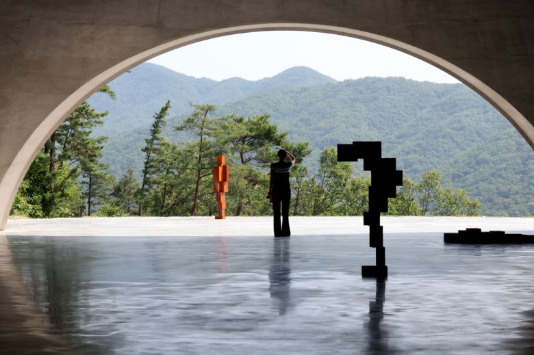 강원도 원주 뮤지엄 산에 20일 개관하는 상설관 ‘그라운드’(GROUND) 전경. 안토니 곰리의 철제 조각이 설치돼 있다. [뉴시스]