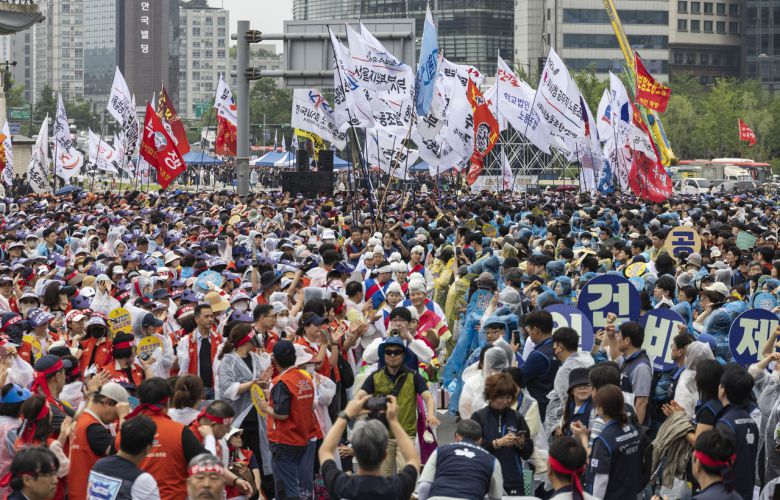 21일 서울 종로구 광화문에서 한국노총과 민주노총 소속 공공기관 노조가 공동 참가한 총력 투쟁 결의대회에 집회 참석 노조의 깃발들이 입장하고 있다. [연합]