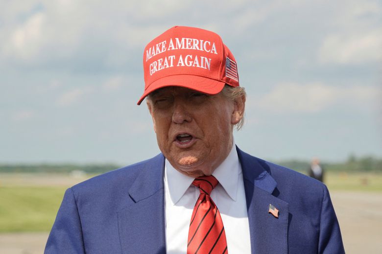 도널드 트럼프 미국 대통령이 20일(현지시간) 미국 뉴저지주 모리스타운 시립 공항에 도착한 후 기자들과 대화하고 있다. [로이터]