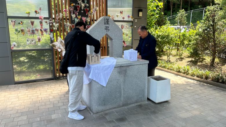 서울시립승화원에 있는 유택동산에서 자원봉사자들이 13일 장례를 치른 신모씨와 유모씨의 유골을 산골하고 있다.  경예은 기자.