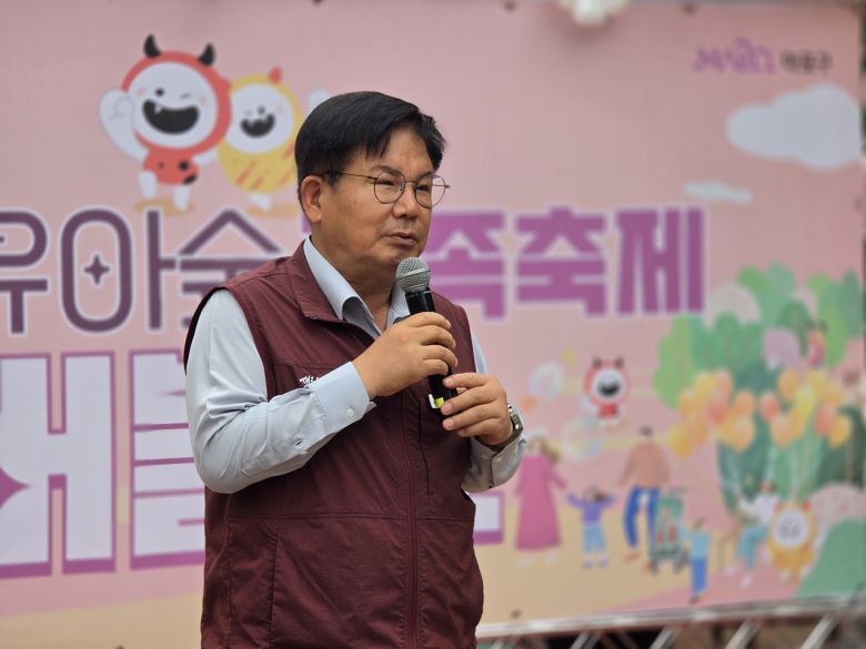 박강수 마포구청장이 유아숲 가족축제에 참석해 인사말을 하고 있다.