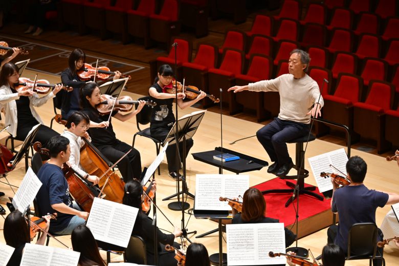 정명훈 클래식부산 예술감독이 부산콘서트홀 개관 연주를 앞두고 아시아필오케스트라와 리허설을 갖고 있다. [클래식부산 제공]