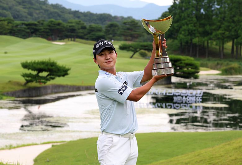 우승 트로피를 들고 포즈를 취한 옥태훈. [사진=KPGA]