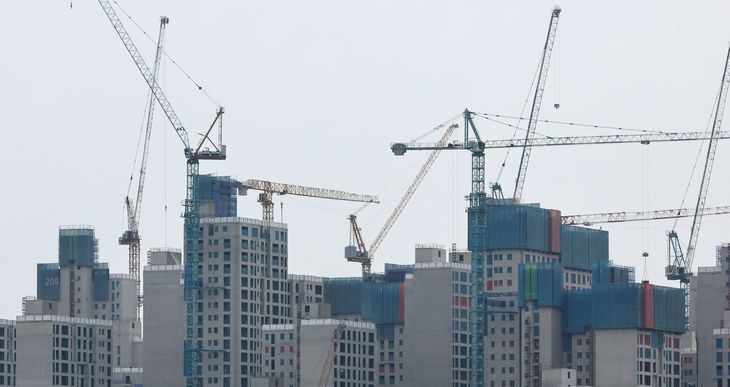 서울 시내 한 아파트 공사 현장에 타워크레인이 설치돼있다. [뉴시스]