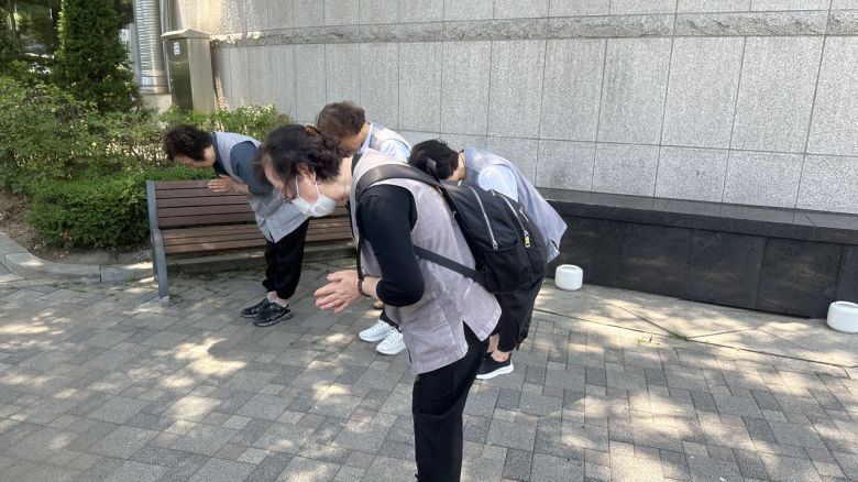 경기도 고양시 서울시립승화원 2층 ‘그리다’ 빈소에서 무연고 사망자 유모씨와 신모씨의 장례식이 치러졌다. 자원봉사자들이 고인의 마지막길에 예를 다하고 있다. 경예은 기자.