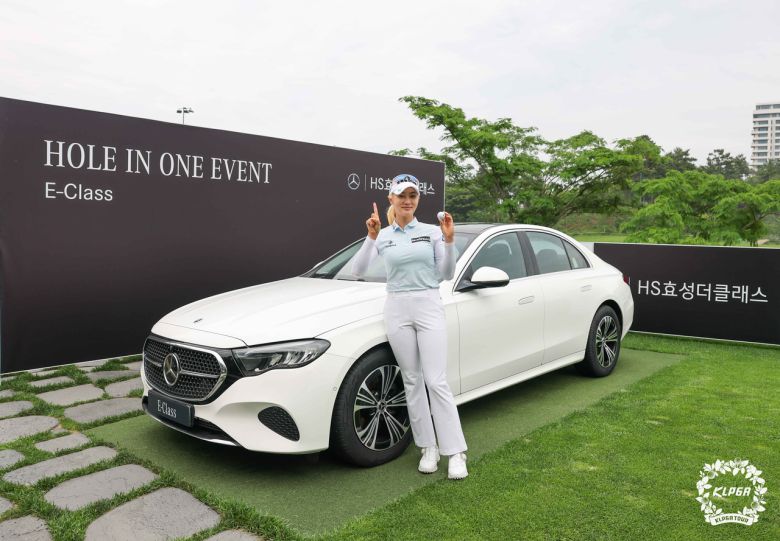 홀인원 부상으로 받은 승용차 앞에서 포즈를 취한 윤선정. [사진=KLPGA]