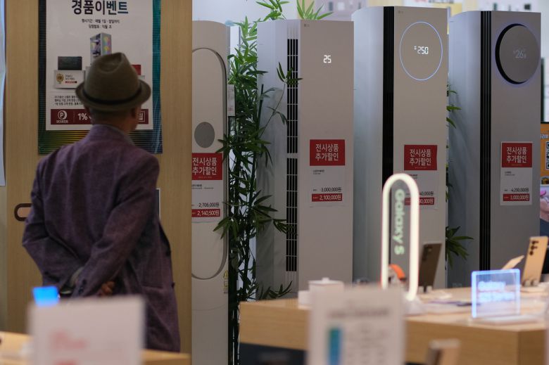 서울 시내 대형마트에서 한 시민이 에어컨을 살펴보고 있다. [연합]