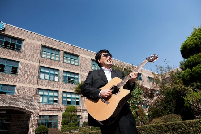 서울 중화고 교장으로 근무하던 시절의 방승호 모험상담연구소장. 당시 그는 학생들에게 금연을 권장하는 노래 ‘노 타바코’를 만들었다. [헤럴드 DB]
