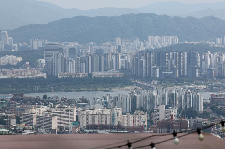 19일 서울 시내 아파트. [연합]