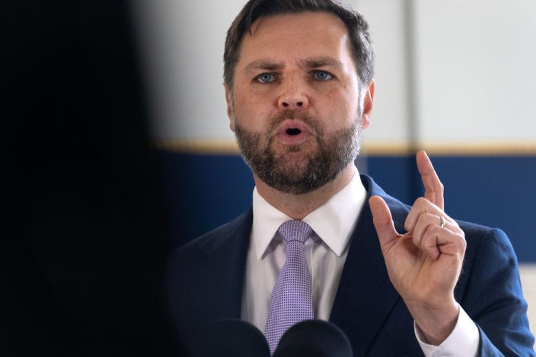 지난 20일(현지시간) 미국 캘리포니아주 로스앤젤레스 윌셔 연방 빌딩의 다중 기관 연방 공동 운영 센터에서 JD 밴스 미국 부통령이 연설하고 있다. [AFP]