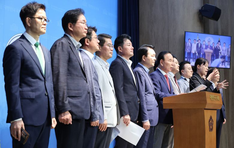 박덕흠, 성일종 국민의힘 의원 등 충청권 의원 및 당협위원장들이 23일 국회에서 해양수산부 부산 이전을 반대하는 성명서를 발표하고 있다. [연합]