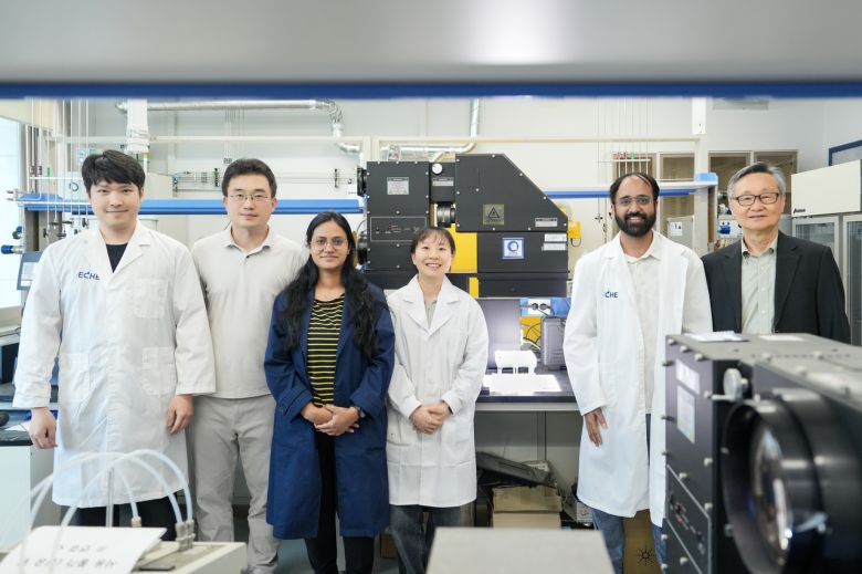 이번 연구를 수행한 UNIST 연구진. 이재성(오른쪽부터)  교수, 다르메시 한소라 박사, 노은서 연구원, 라시미 메로트라 박사, 장지욱 교수, 변우진 박사.[UNIST 제공]