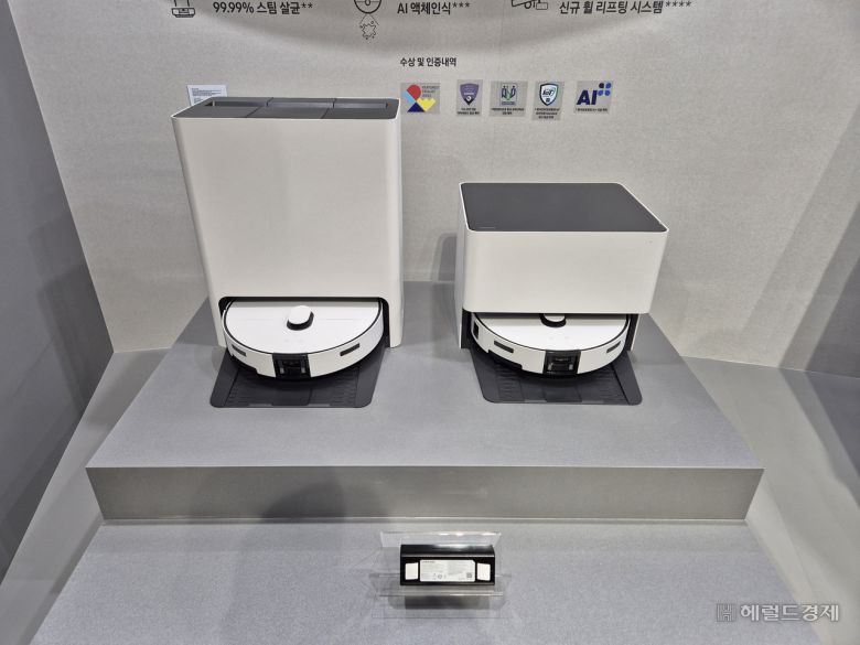 삼성전자가 올해 3월 공개한 2025년형 로봇청소기 ‘비스포크 AI 스팀’. 물통과 오수통이 없는 자동 직배수 방식의 모델(오른쪽)이 이번에 새롭게 추가됐다. 출시는 아직 미정이다. 김현일 기자