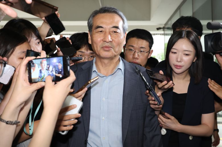 윤석열 전 대통령 부인 김건희 여사 관련 의혹을 수사하는 민중기 특별검사가 24일 서울 서초구 서초동에 마련된 임시 사무실로 출근하고 있다. [연합]