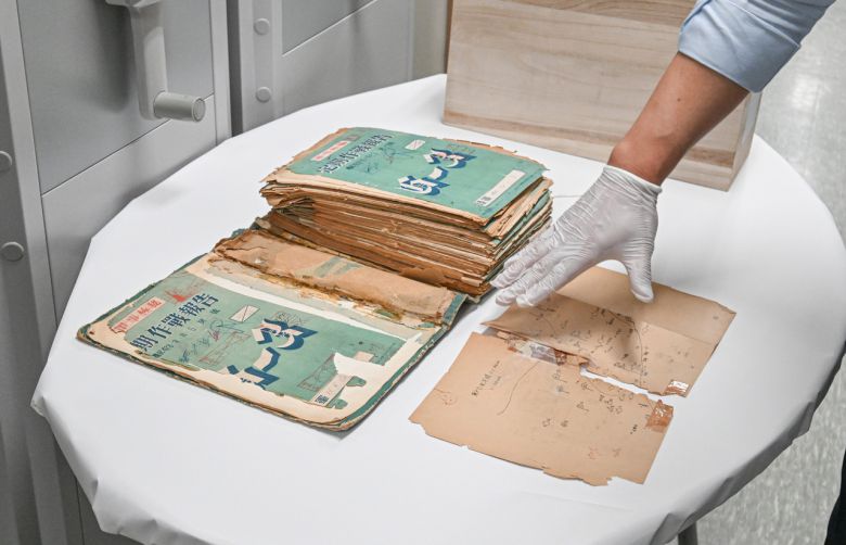 육군은 6.25전쟁 75주년을 맞아, 23일 충남 계룡대 육군기록정보관리단에서 ‘중요 역사기록물 복원사업’ 현장을 공개했다. 육군기록정보관리단 관계관이 복원 작업 전 기록물의 손상 상태에 대해 설명하고 있다. [육군 제공]