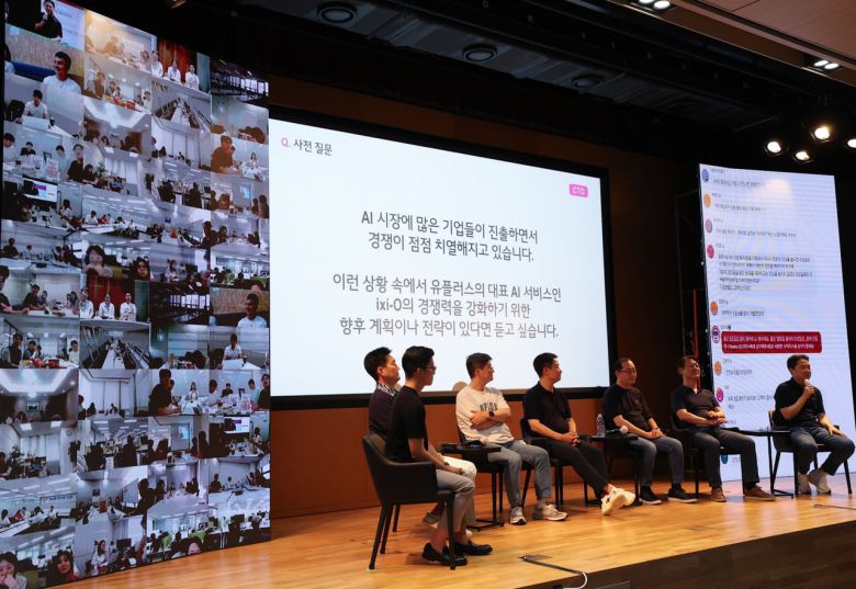 지난 23일 서울 마곡사옥에서 열린 LG유플러스 타운홀 미팅에서 홍범식(왼쪽에서 네번째)사장을 포함한 LG유플러스 경영위원들이 구성원들의 질문에 답하고 있다. [LG유플러스 제공]