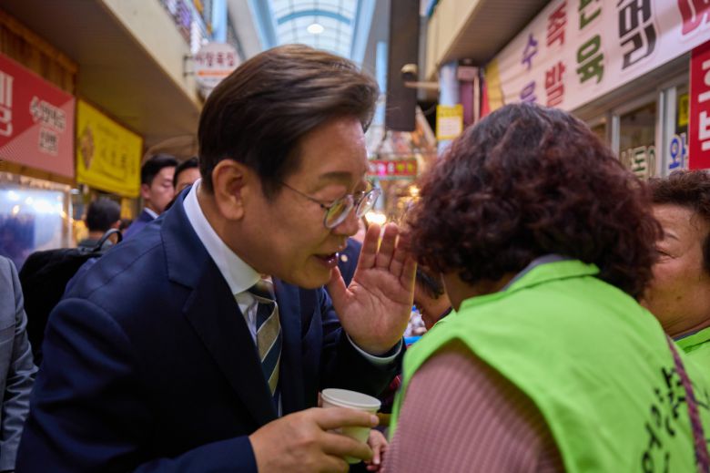 대통령실은 이재명 대통령이 20일 울산 언양알프스시장을 방문한 모습을 21일 SNS에 공개했다. [연합]