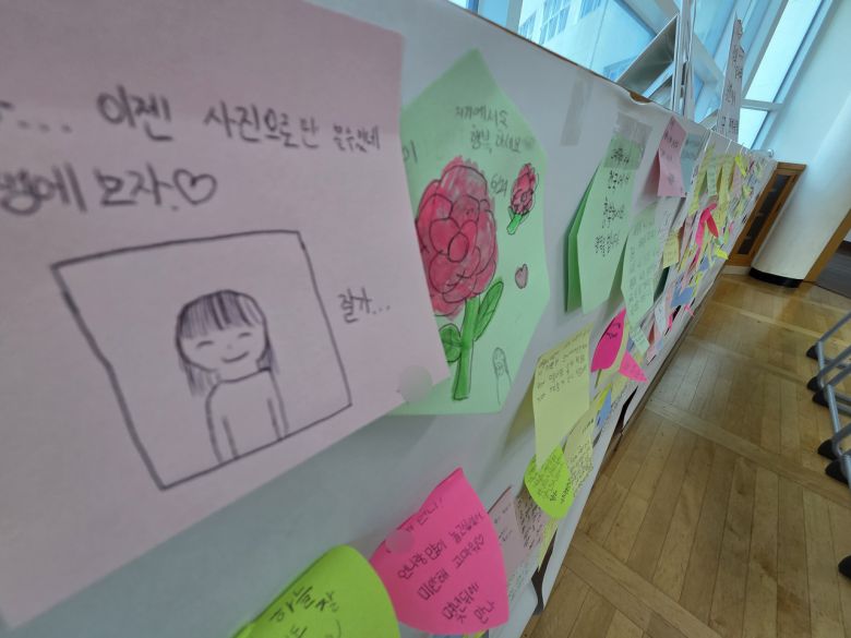 아파트 화재로 숨진 자매가 다닌 부산진구의 한 초등학교에 이들을 추모하기 위한 공간이 마련돼 있다. [연합]