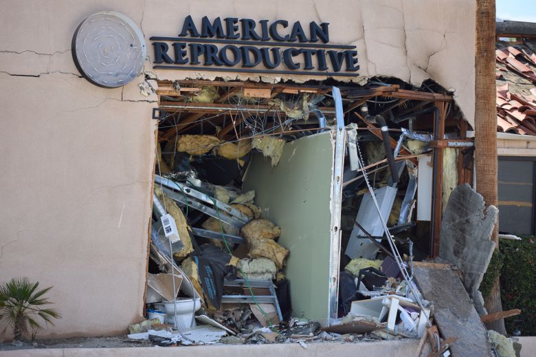 2025년 5월 17일, 캘리포니아 팜스프링스의 미국 생식센터(American Reproductive Centers) 난임 클리닉 건물 외부에서 발생한 폭발 현장.  [AFP=연합]