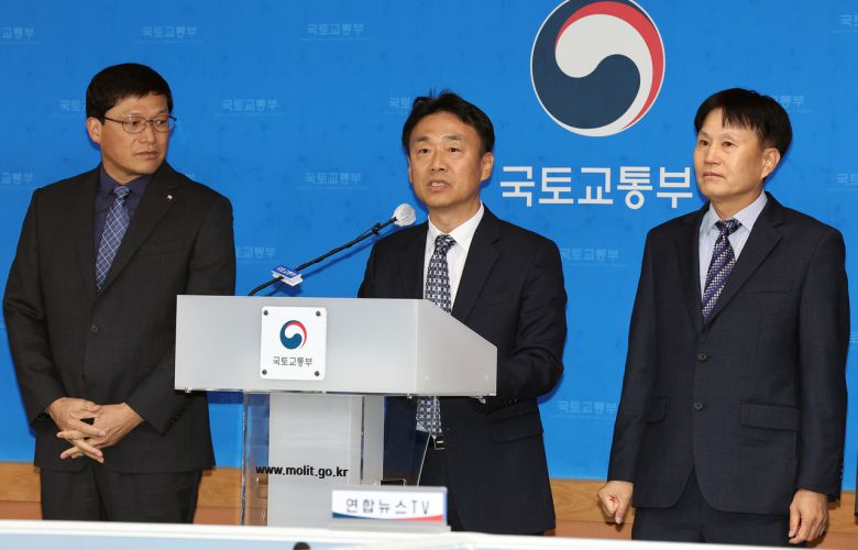 이상주(가운데) 국토교통부 국토도시실장이 정부세종청사 국토교통부 기자실에서 해당 지방자치단체 관계자들이 배석한 가운데 1기 신도시 선도지구 선정 결과를 발표하고 있다.[연합]