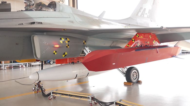 시험용 항공기인 ‘FA-50’ 시제기에 ‘장거리공대지유도탄’시험용 분리탄을 탑재했다. [방사청 제공]