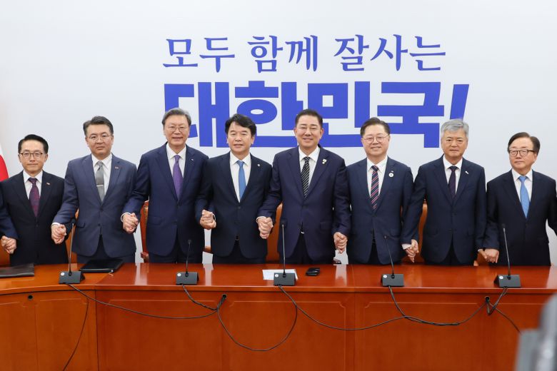 김병기 더불어민주당 당대표 직무대행 겸 원내대표와 문진석 원내운영수석부대표가 25일 서울 여의도 국회에서 경제6단체 부회장단과 면담에 앞서 기념촬영 하고 있다. 왼쪽부터 이호준 한국중견기업연합회 상근부회장, 오기웅 중소기업중앙회 상근부회장, 김창범 한국경제인협회 상근부회장, 문진석 원내운영수석부대표, 김병기 원내대표, 박일준 대한상공회의소 상근부회장, 이인호 한국무역협회 상근부회장, 이동근 한국경영자총협회 상근부회장. [연합]