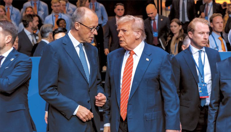 도널드 트럼프 미국 대통령이 25일(현지시간) 네덜란드 헤이그에서 열린 2025 북대서양조약기구(NATO) 정상회의에서 프리드리히 메르츠 독일 총리와 대화를 나누고 있다.  [UPI]